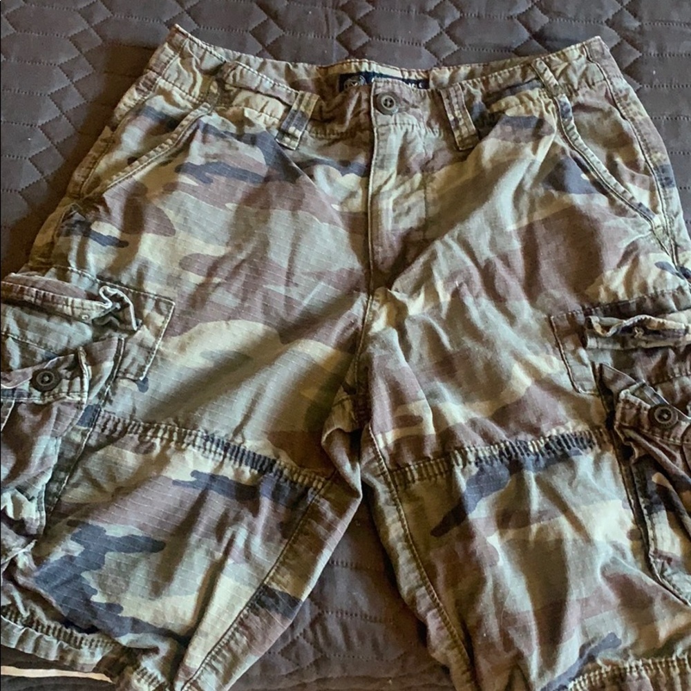 American Eagle Cargo Shorts - 28